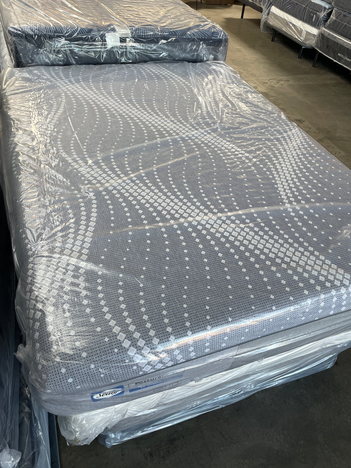 SEALY POSTUREPEDIC HYBRID QUEEN MATTRESS