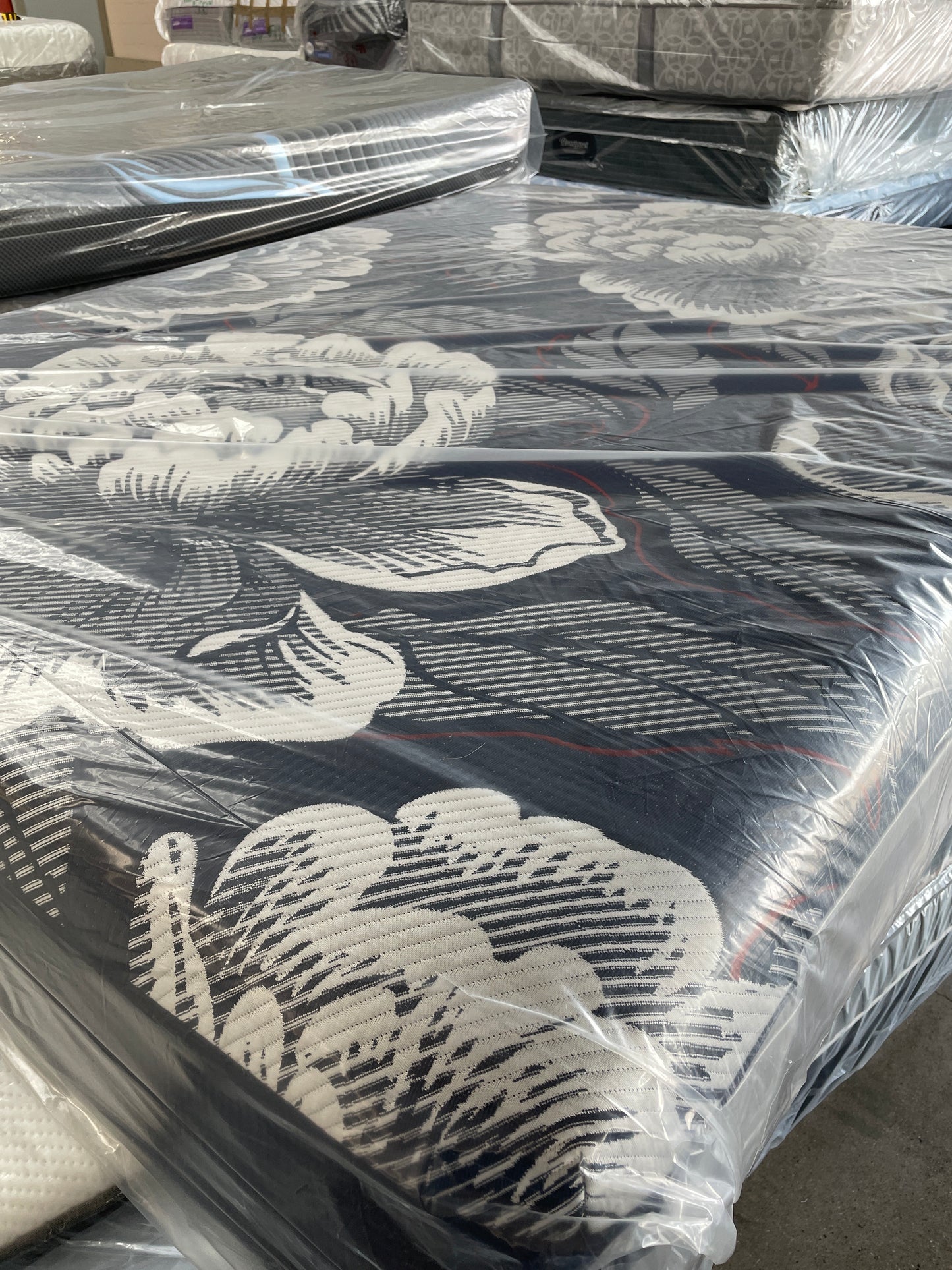 SLEEPYS BY SEALY HYBRID QUEEN MATTRESS