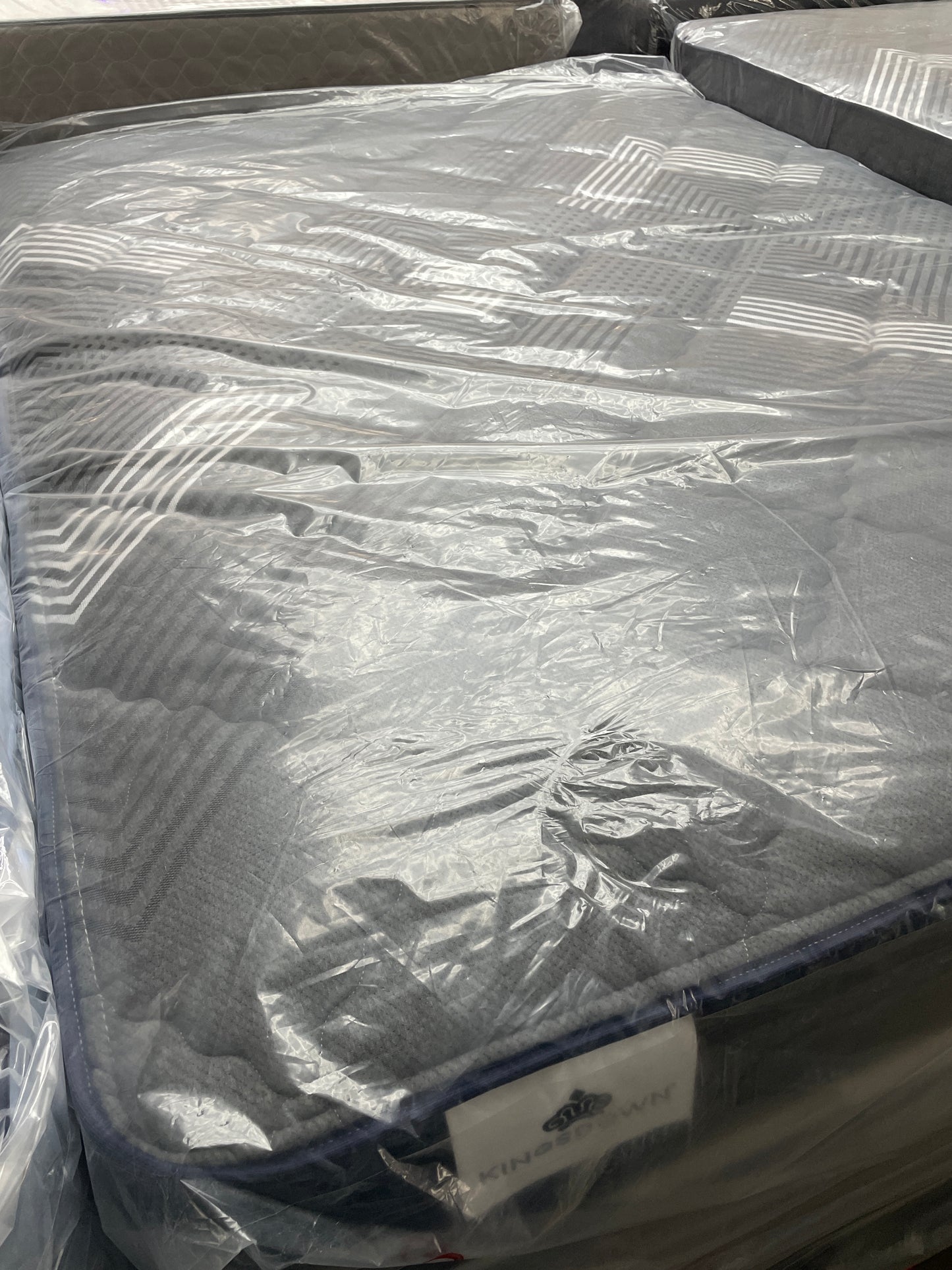 KINGSDOWN EUROTOP QUEEN MATTRESS