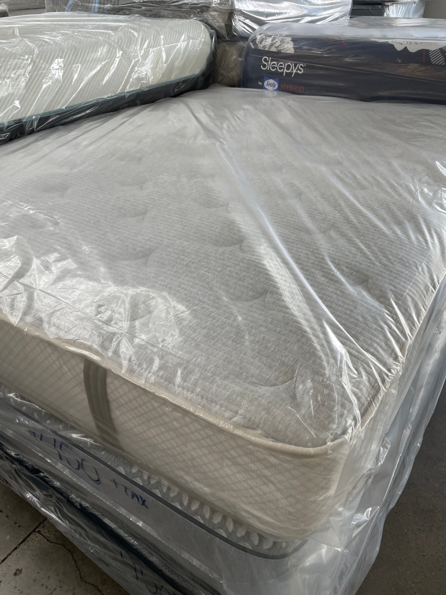 SEALY POSTUREPEDIC EUORTOP QUEEN MATTRESS