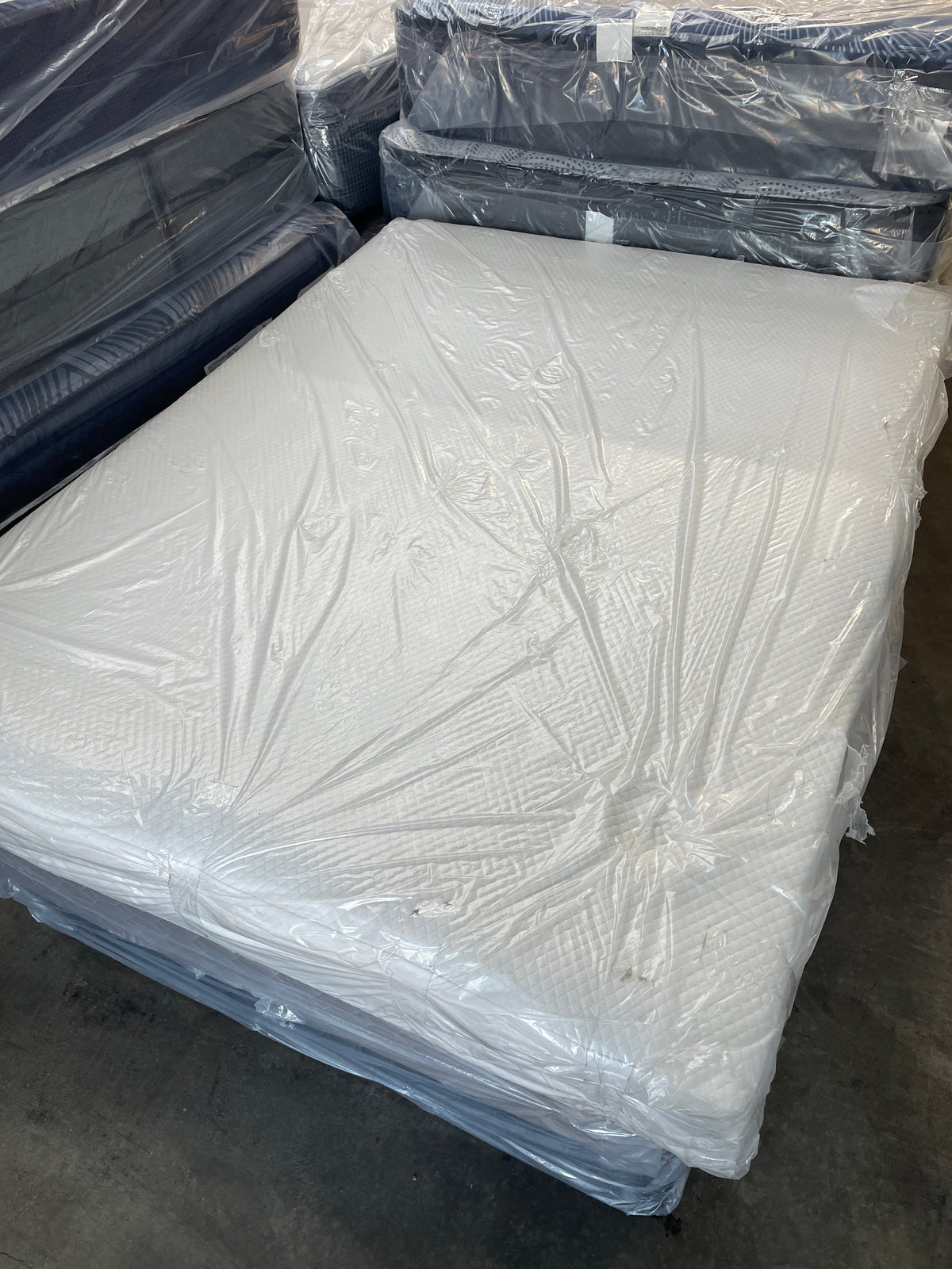 WHITE FOAM QUEEN MATTRESS