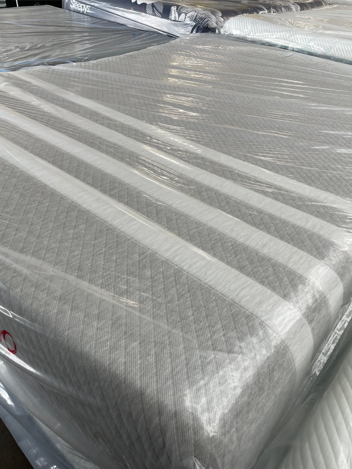 LEESA FOAM QUEEN MATTRESS